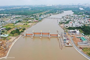 Làm gì để ứng phó ngập lụt trong mùa mưa khi Hệ thống chống ngập của Thành phố đang tạm ngưng thi công.